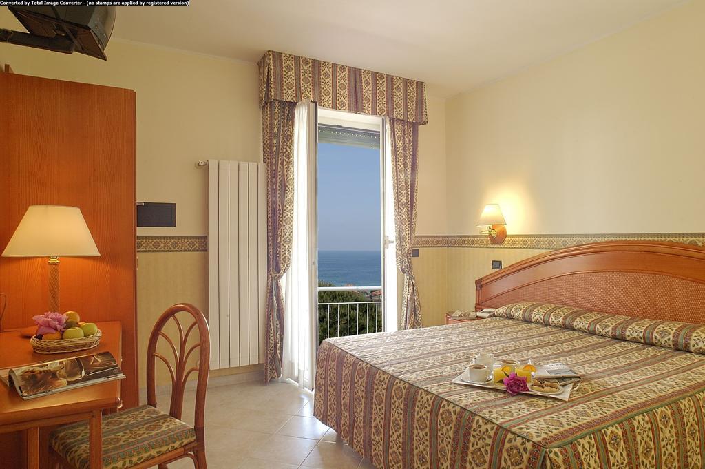 Hotel Casella Pietra Ligure Camera foto